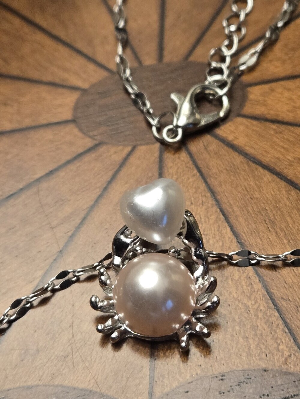 Sweet And Minimalist Creative Crab Heart Necklace Quirky Crab Hugging Heart - Picture 6 of 9